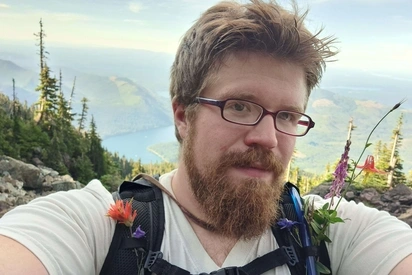 chris tanner hiking selfie