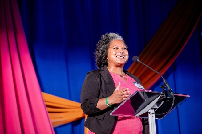 EL’ona Kearny speaking at the podium at the Art of Giving in 2022