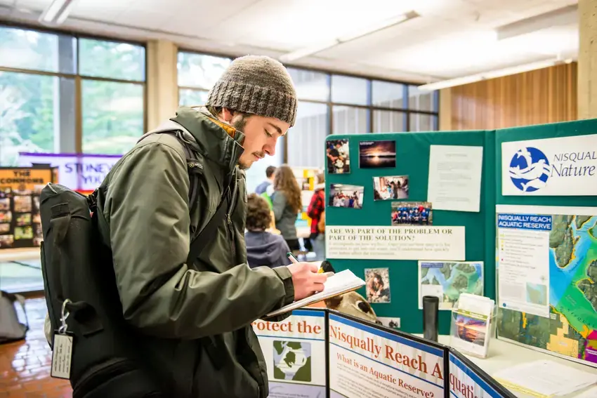 A student examins volunteer opertunities at an on campus fair