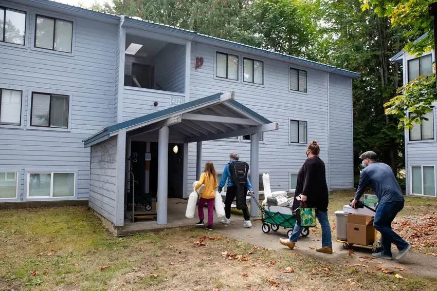 Students move into the campus appartment buildings